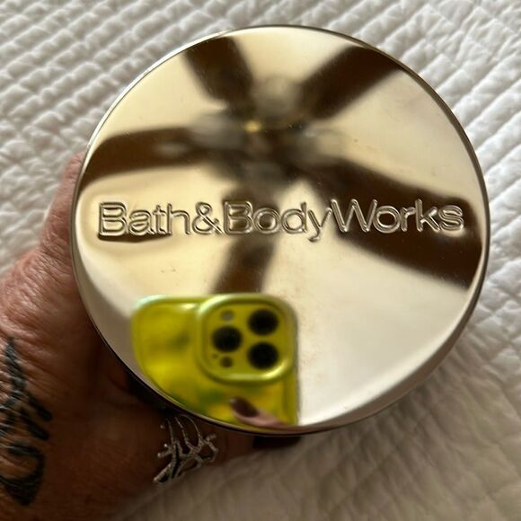 Candle Bath & Body Works 3 Wick Scented Frosted Coconut Snowball - Picture 3 of 6